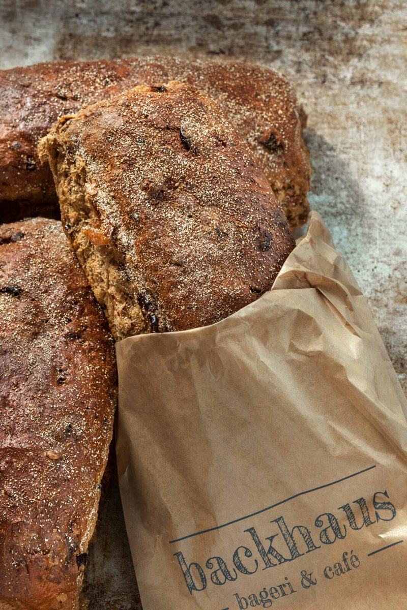 Mörka nybakade bröd och en Backhaus påse